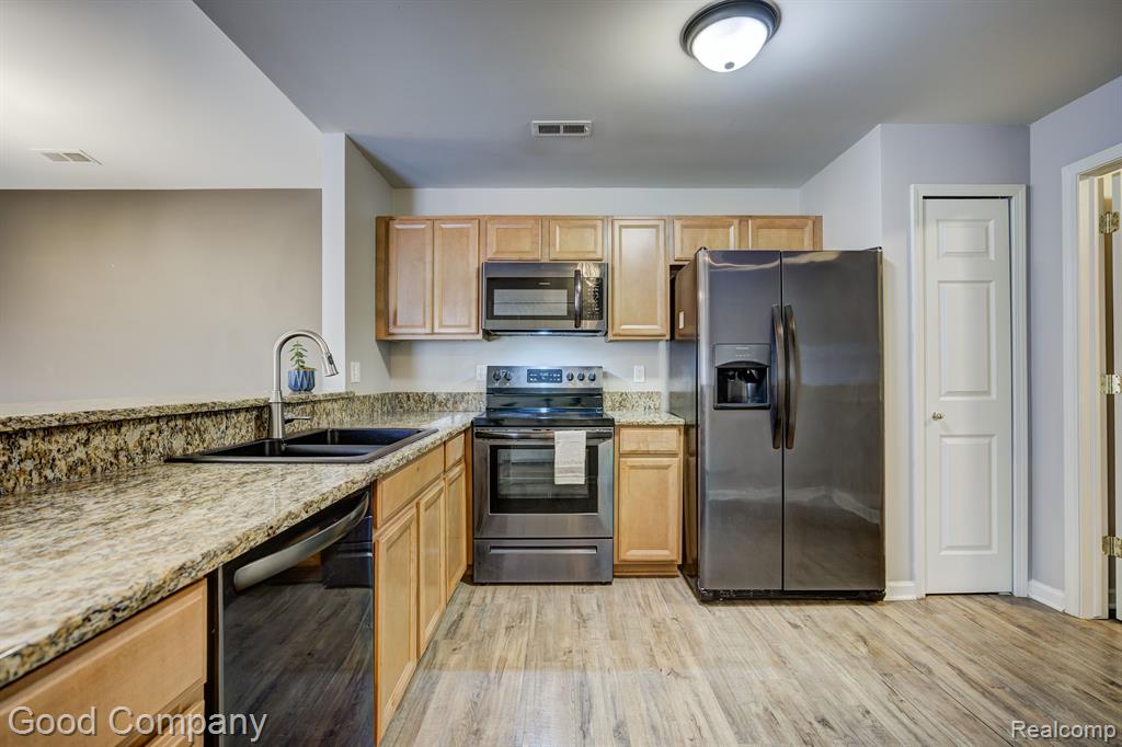 29567 NOTTINGHAM Circle, Livonia, MI 48152 — Photo 13