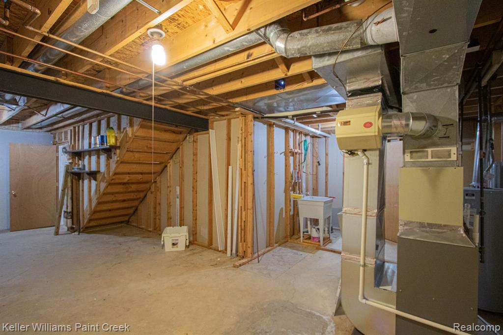 2569 MAPLE FOREST Drive, Wixom, MI 48393 — Photo 25