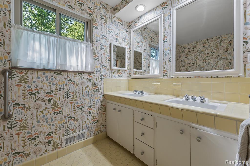 23270 Fleming Drive, Farmington, MI 48335 — Photo 18