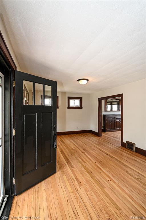 606 N CENTER Street, Royal Oak, MI 48067 — Photo 8