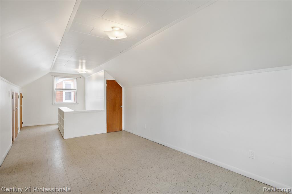 6953 N Vernon Street, Dearborn Heights, MI 48127 — Photo 17
