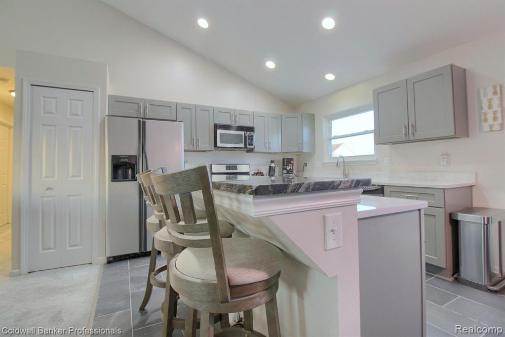 6647 ROBINDALE Drive, Ypsilanti, MI 48197 — Photo 9