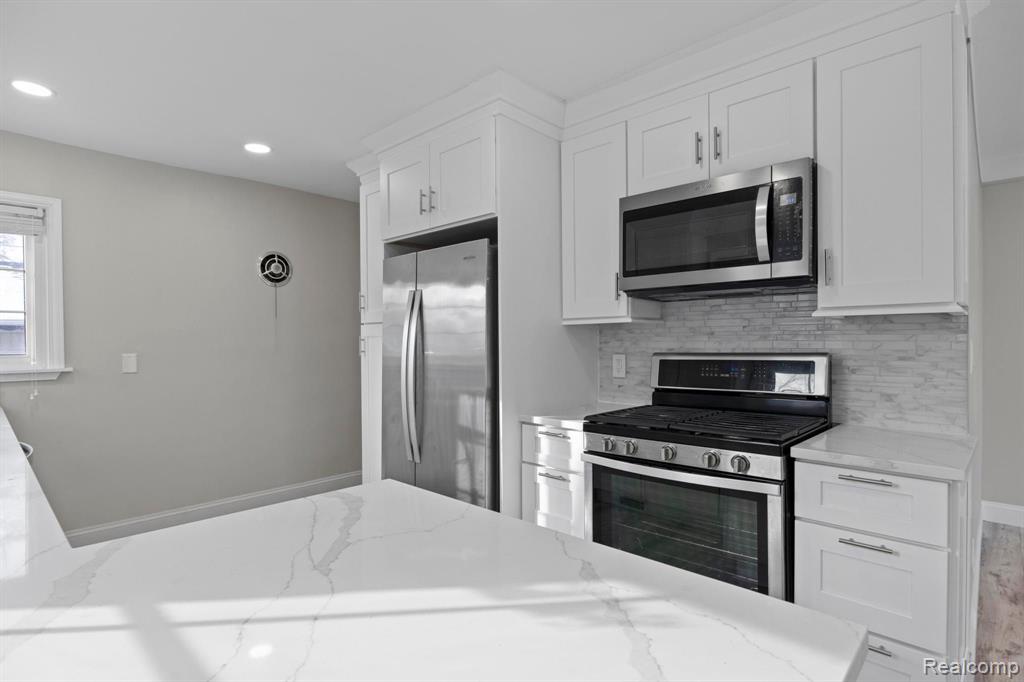 9911 OPORTO Street, Livonia, MI 48150 — Photo 17