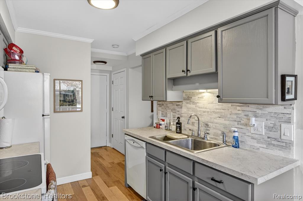 30 Pine Tree Ridge Drive, Waterford, MI, 48327