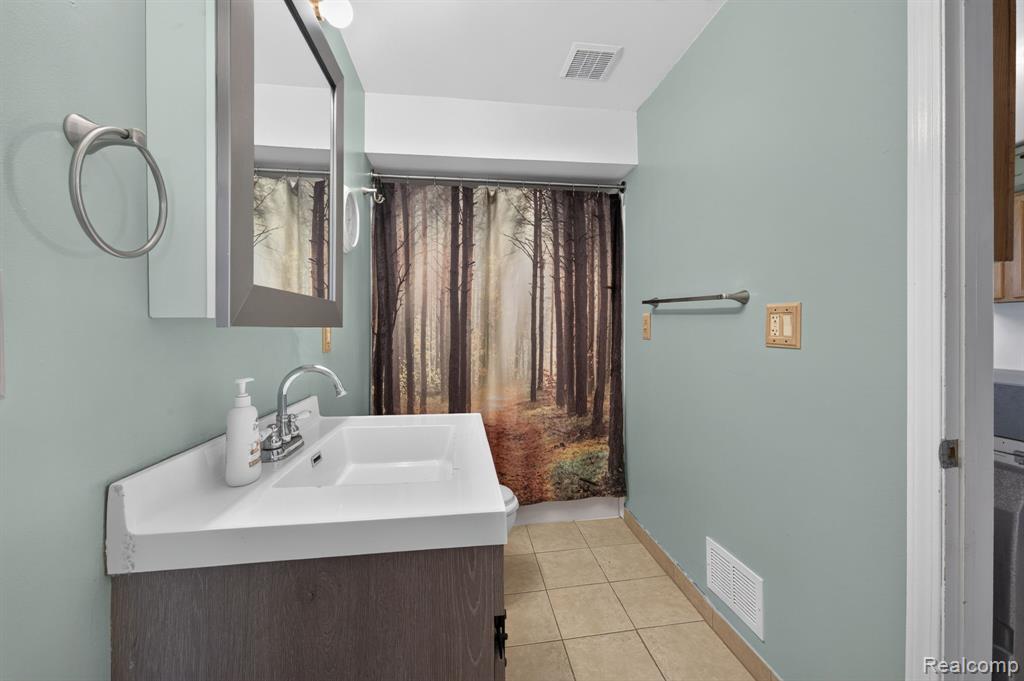 7077 Frances Road, Flushing, MI 48433 — Photo 23
