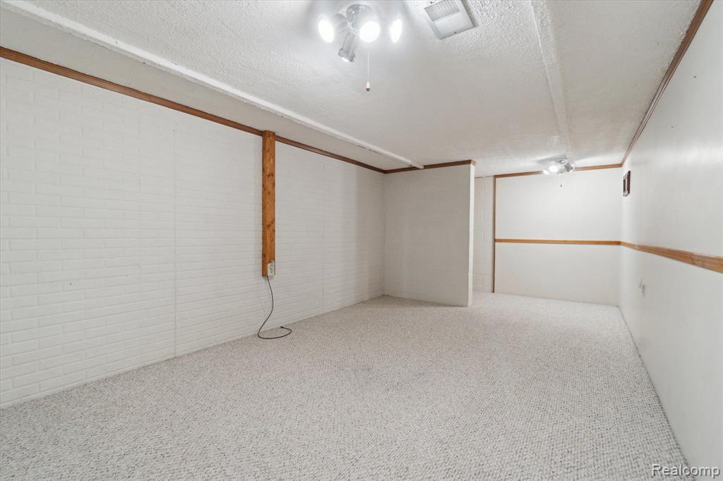 9400 ENGLISHMAN Drive, Fenton, MI 48430 — Photo 29