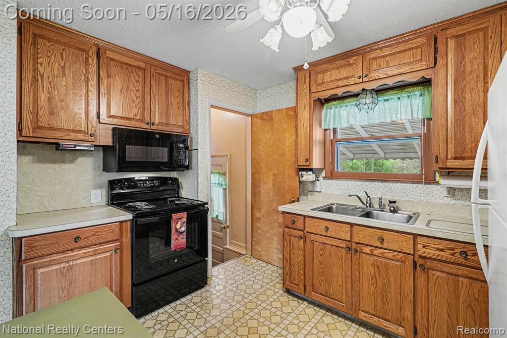 5850 Eldridge Drive, Waterford, MI 48327 — Photo 10