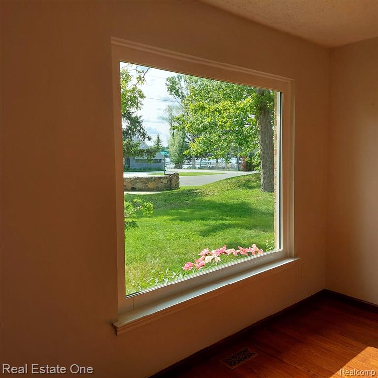 5208 Woodview Drive, Bloomfield Hills, MI 48302 — Photo 13