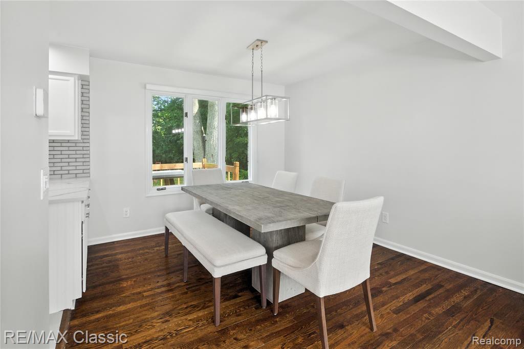 7027 Beverly Crest Drive, West Bloomfield, MI — Photo 4