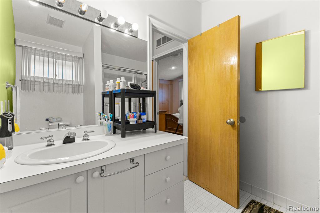 5589 Pembury, West Bloomfield, MI — Photo 28