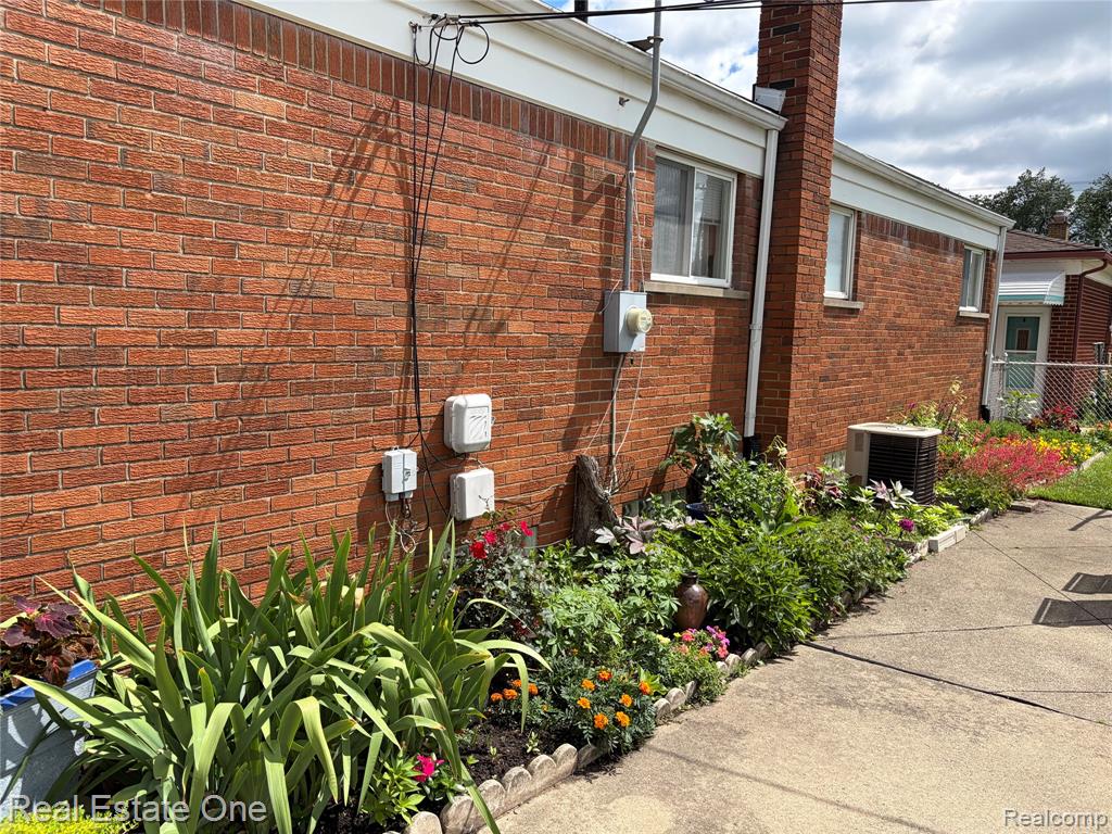 8318 Stanley Drive, Warren, MI 48093 — Photo 24