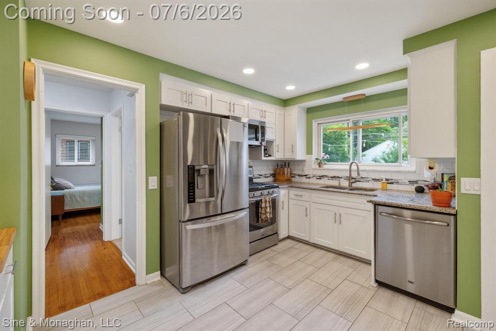 977 ROSLYN Road, Grosse Pointe Woods, MI 48236 — Photo 14