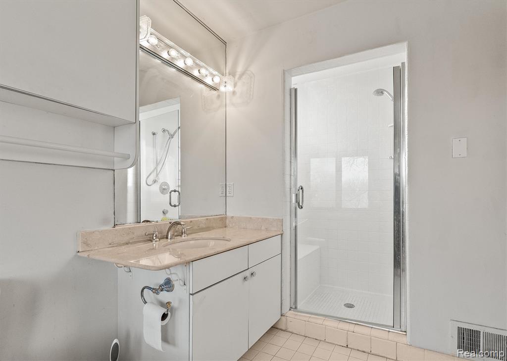 5322 Pond Bluff Drive, West Bloomfield, MI 48323 — Photo 35