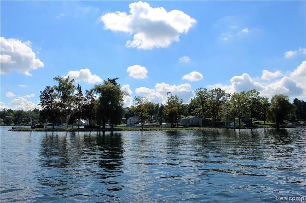 752 Preston Island, Orion, MI 48362 — Photo 24