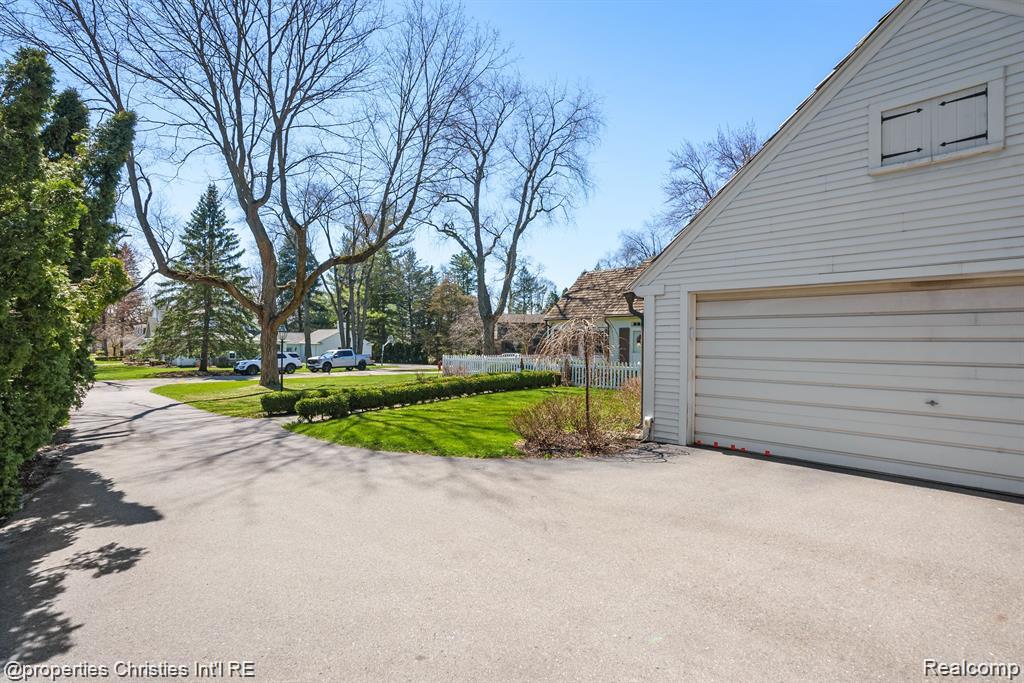 6050 W Surrey Road, Bloomfield Hills, MI 48301 — Photo 32