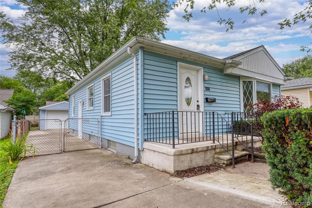 5427 NEWBERRY Street, Wayne, MI 48184 — Photo 2
