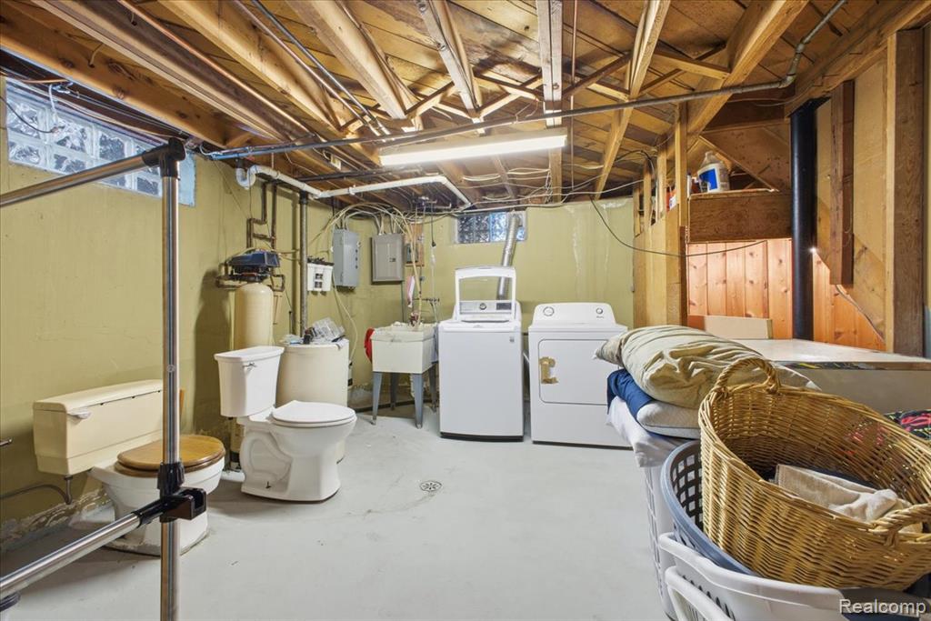 523 Tilmor Drive, Waterford, MI 48328 — Photo 28