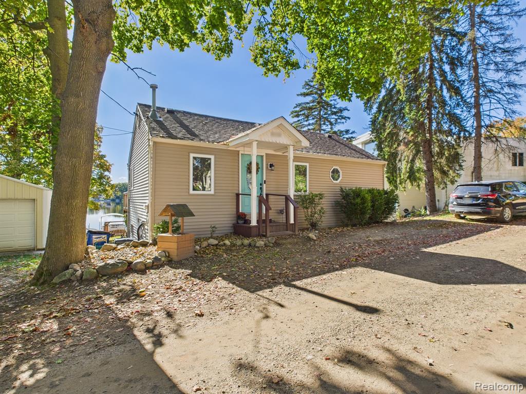 408 Peninsula Drive, Columbiaville, MI 48421 — front exterior