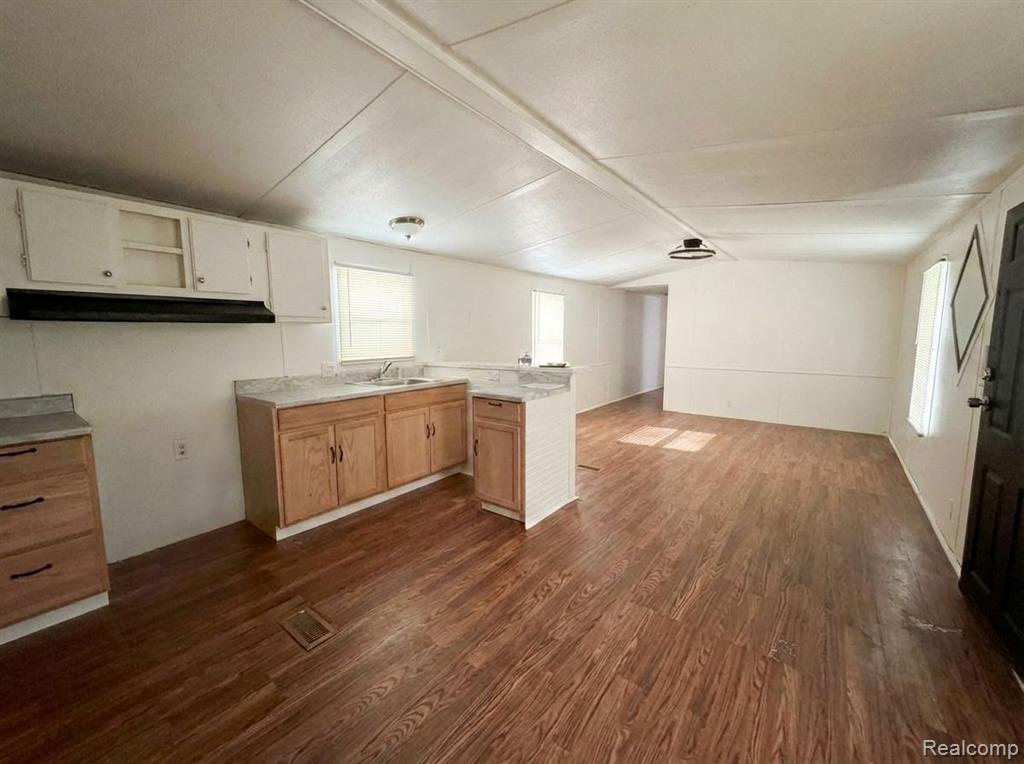 6065 Vernon, Belleville, MI 48111 — Photo 5