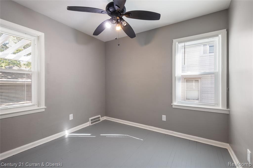 18933 Kenosha Street, Harper Woods, MI 48225 — Photo 14