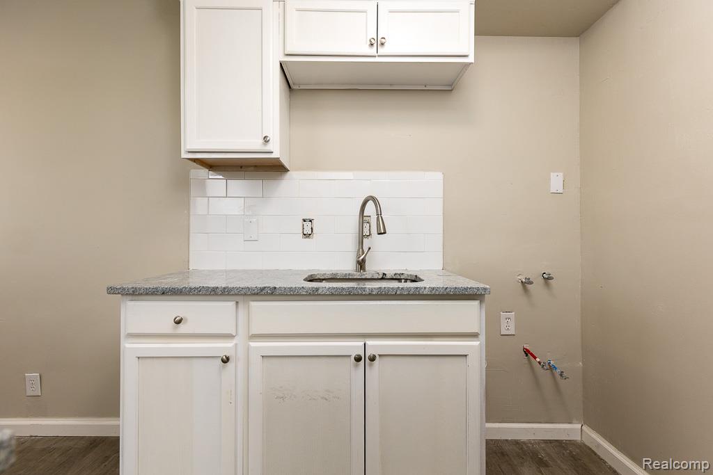 564 Marquette Drive, Detroit, MI 48214 — Photo 13