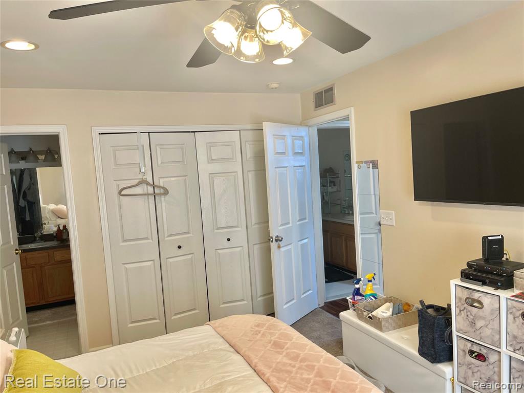 43267 Woodbridge Drive, Clinton Twp, MI 48038 — Photo 17