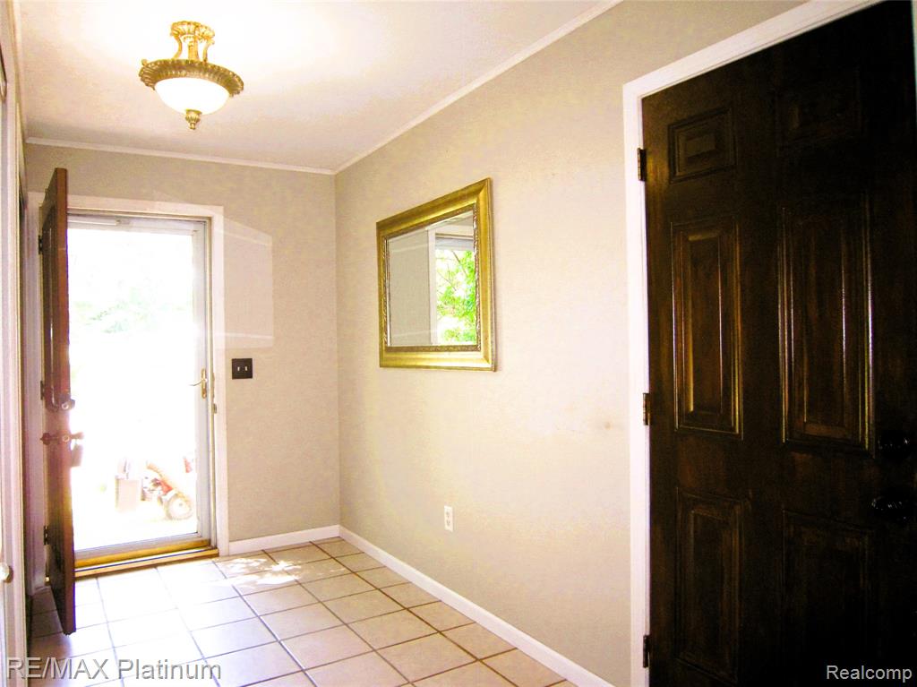 5673 Chippewa Drive, Howell, MI 48843 — Photo 10