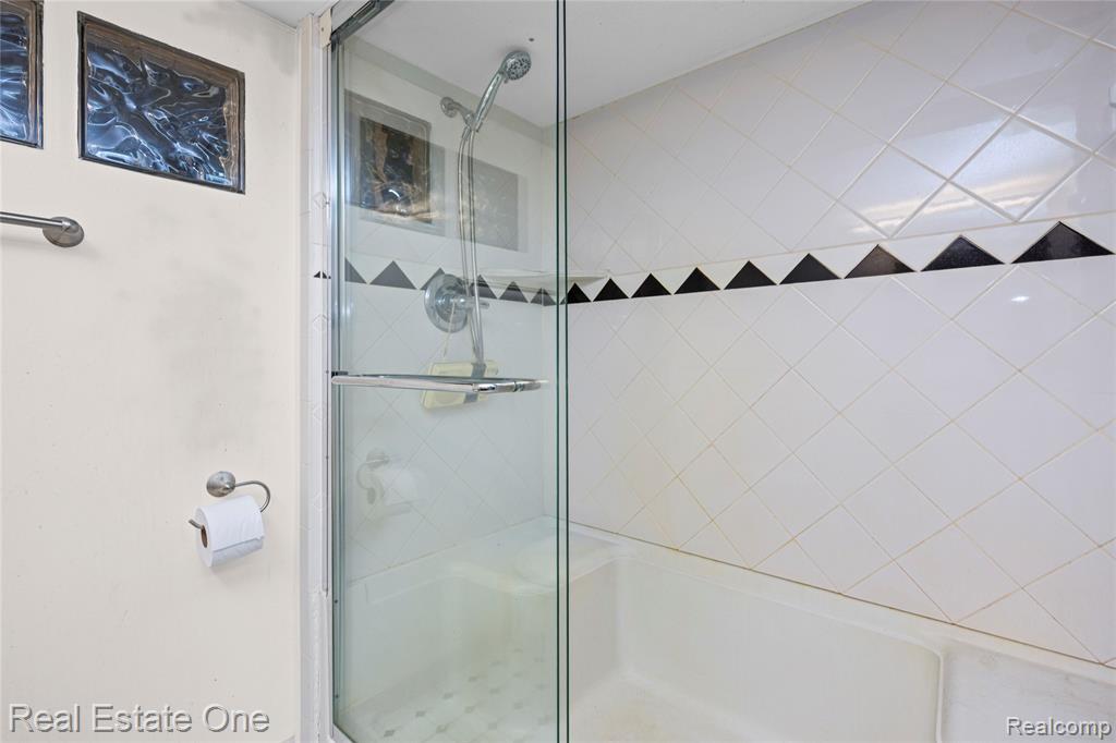 6740 Brockhurst Boulevard, West Bloomfield, MI — Photo 32