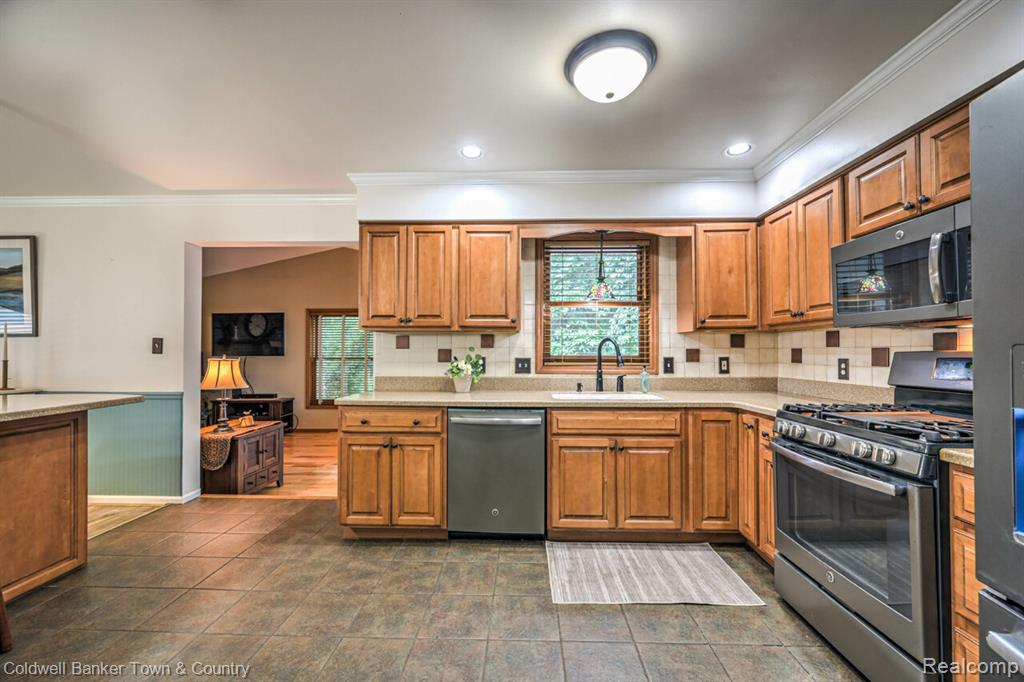 978 Oak Ridge Circle, Brighton, MI 48116 — Photo 16