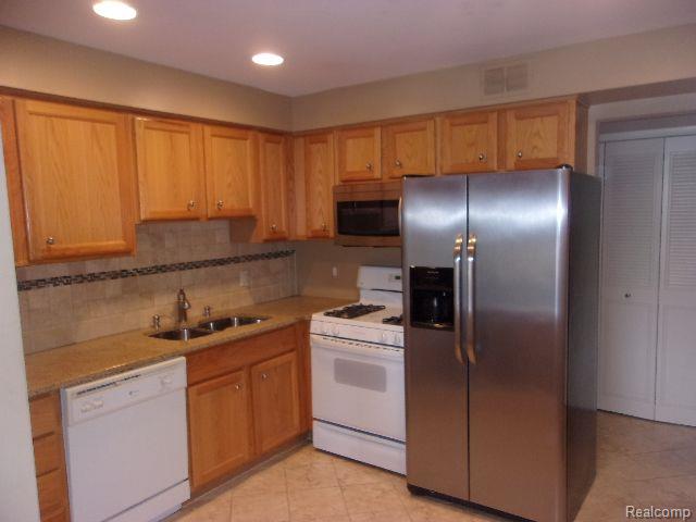 468 FOX HILLS Drive S, A-1, Bloomfield Hills, MI 48304 — Photo 4