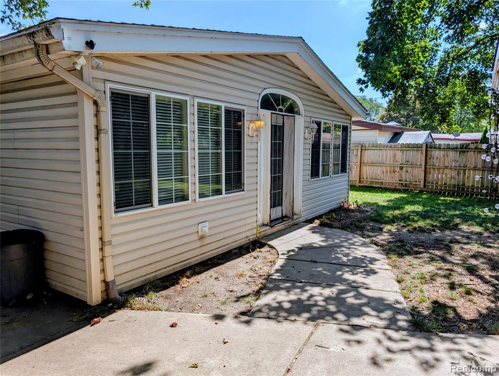 9085 Melrose Street, Livonia, MI 48150 — Photo 17