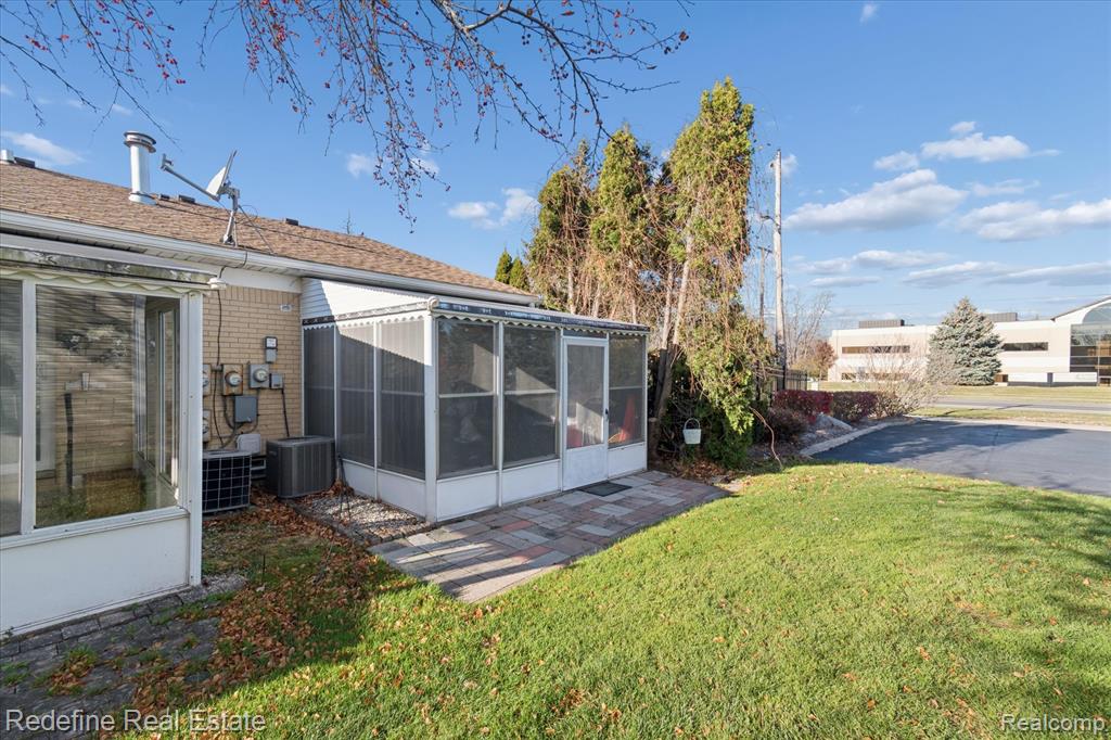 50340 Helfer Boulevard, Wixom, MI 48393 — Photo 28