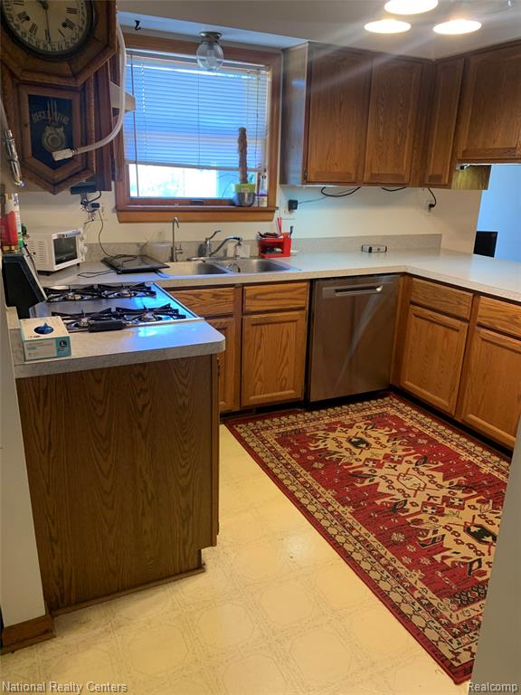 28776 Danvers Court, South Lyon, MI 48178 — Photo 12