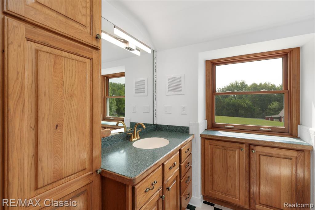 8173 Earhart Road, South Lyon, MI 48178 — Photo 32