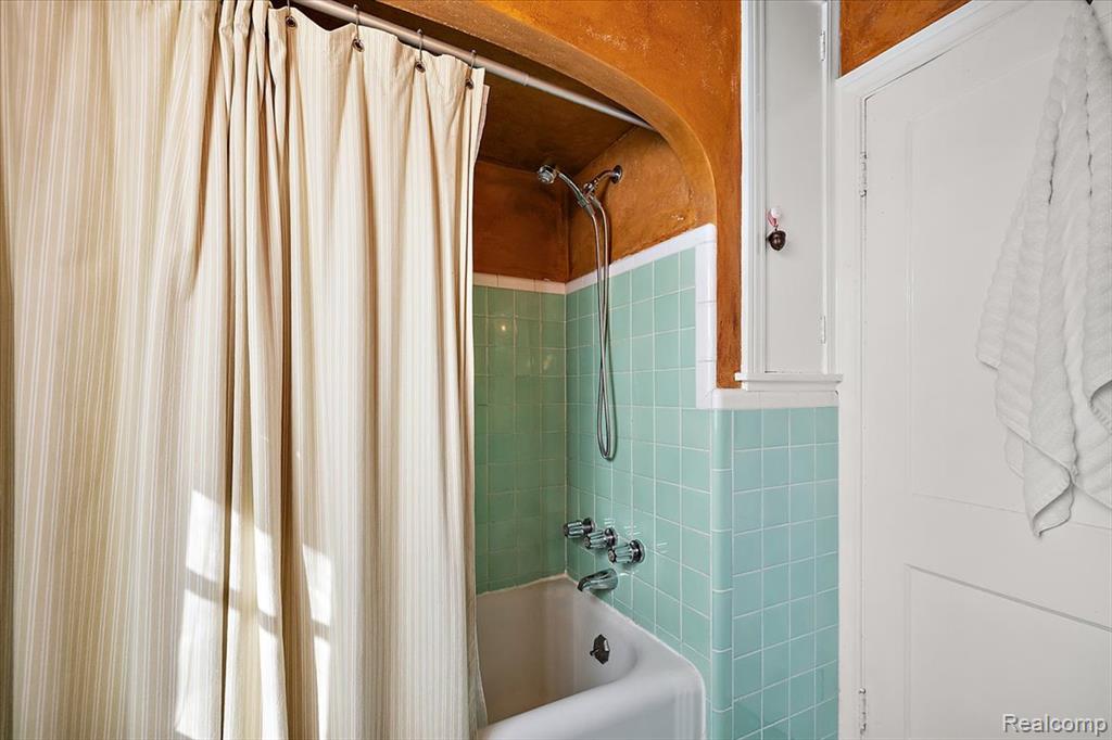 17601 Cambridge Boulevard, Lathrup Village, MI 48076 — Photo 12
