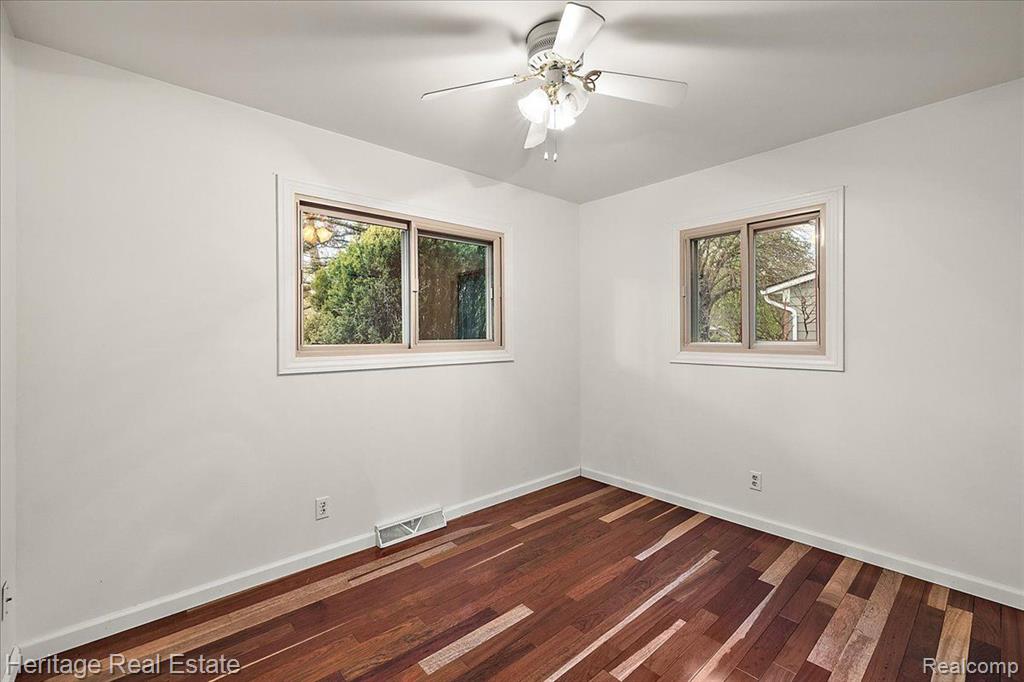 4887 CRESTBROOK Drive, Waterford, MI 48328 — Photo 18