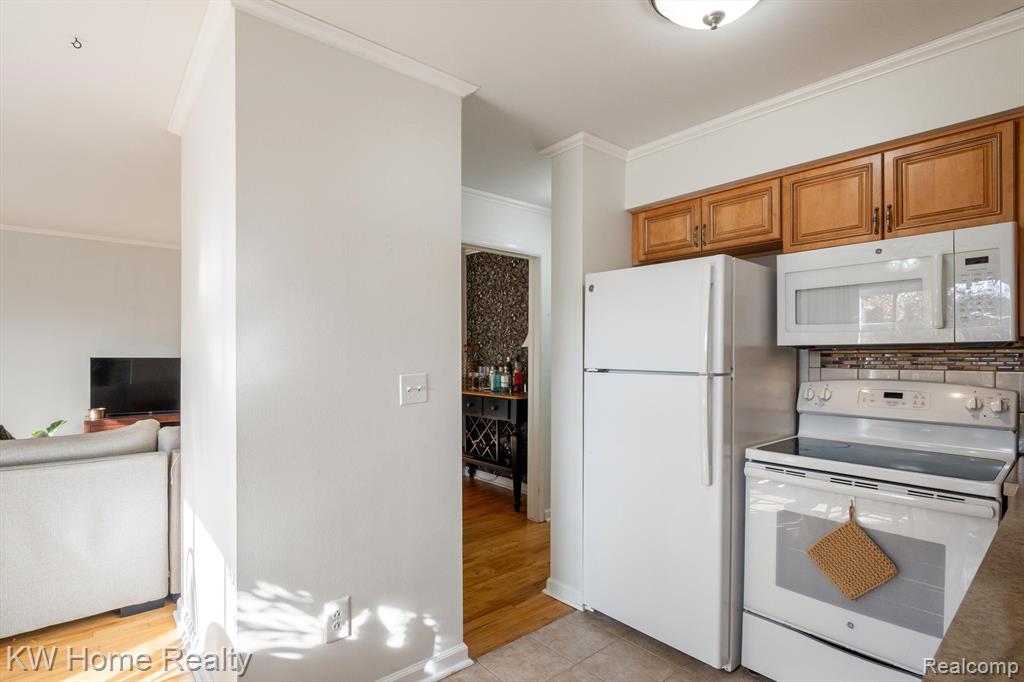 32718 GRAND RIVER Avenue, C28, Farmington, MI 48336 — Photo 13