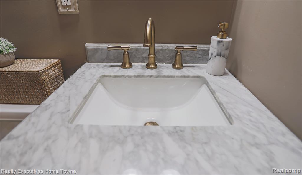 2687 Los Angeles Drive, Wolverine Lake, MI 48390 — Photo 27