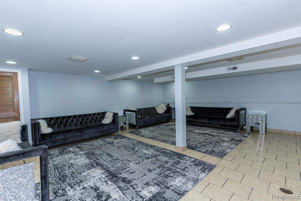 4127 MCKINLEY Street, Dearborn Heights, MI 48125 — Photo 12