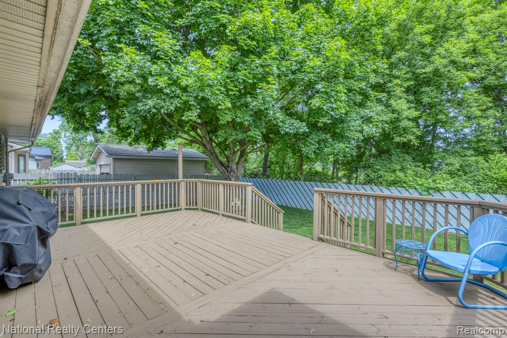 9150 Maplewood Drive, White Lake, MI — Photo 19
