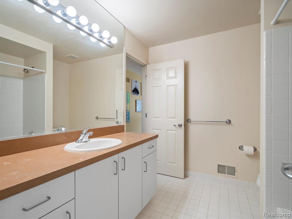 7253 CARLYLE, West Bloomfield, MI — Photo 46