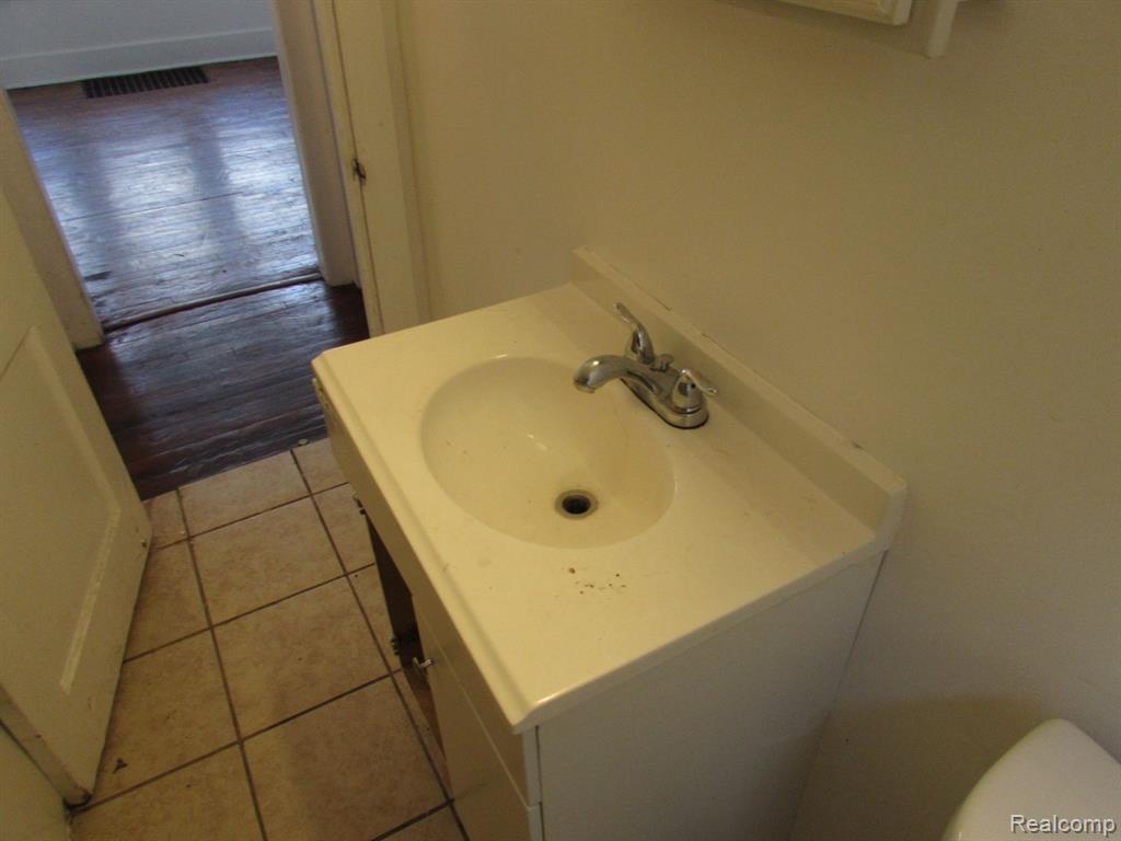5270 MONTCLAIR Street, Detroit, MI 48213 — Photo 22