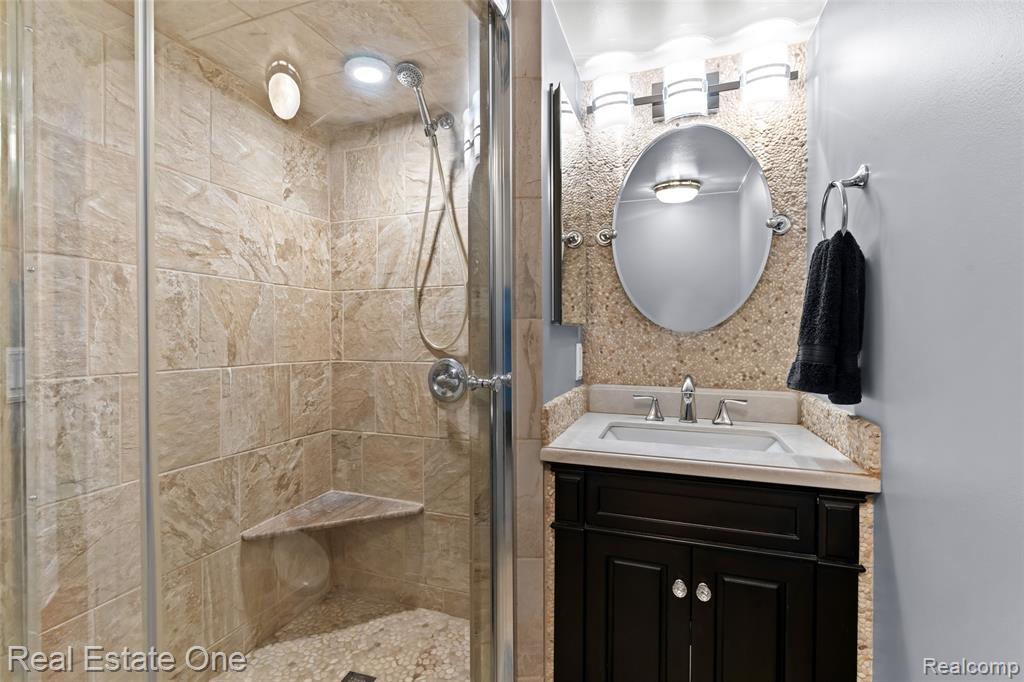 696 Estes Court, Waterford, MI 48327 — Photo 16