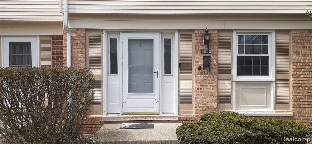 5089 Buckingham, Troy, MI 48098 — front exterior