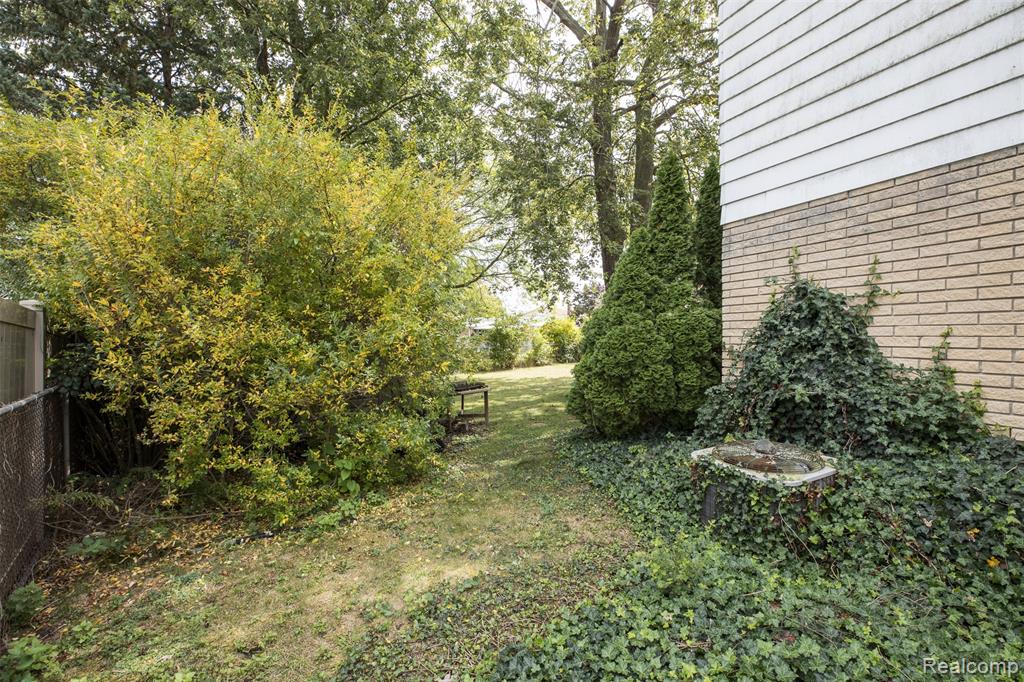 29823 Kingsbridge Drive, Gibraltar, MI — Photo 9