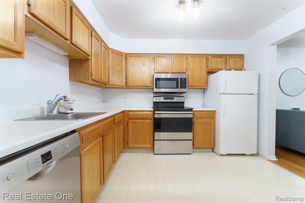 61121 GREENWOOD Drive, South Lyon, MI 48178 — Photo 12