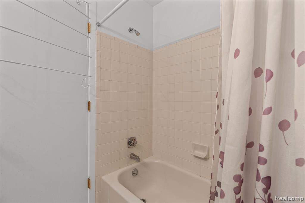 250 Winding Brook, Commerce Twp, MI 48390 — Photo 16