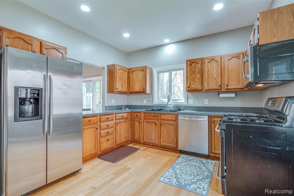 461 Alexander Drive, Commerce Twp, MI 48390 — Photo 25