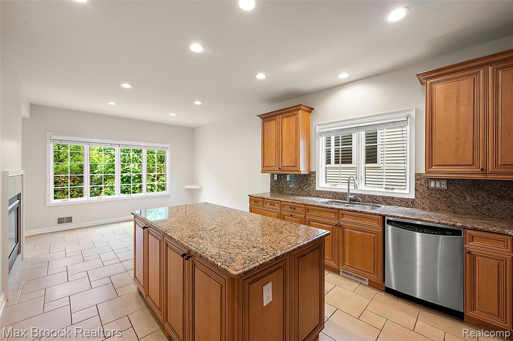 5348 Sunnycrest Drive, West Bloomfield, MI 48323 — Photo 9