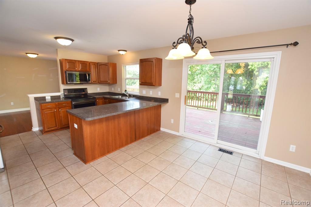 8352 OAK RIDGE Drive, Goodrich Vlg, MI — Photo 7